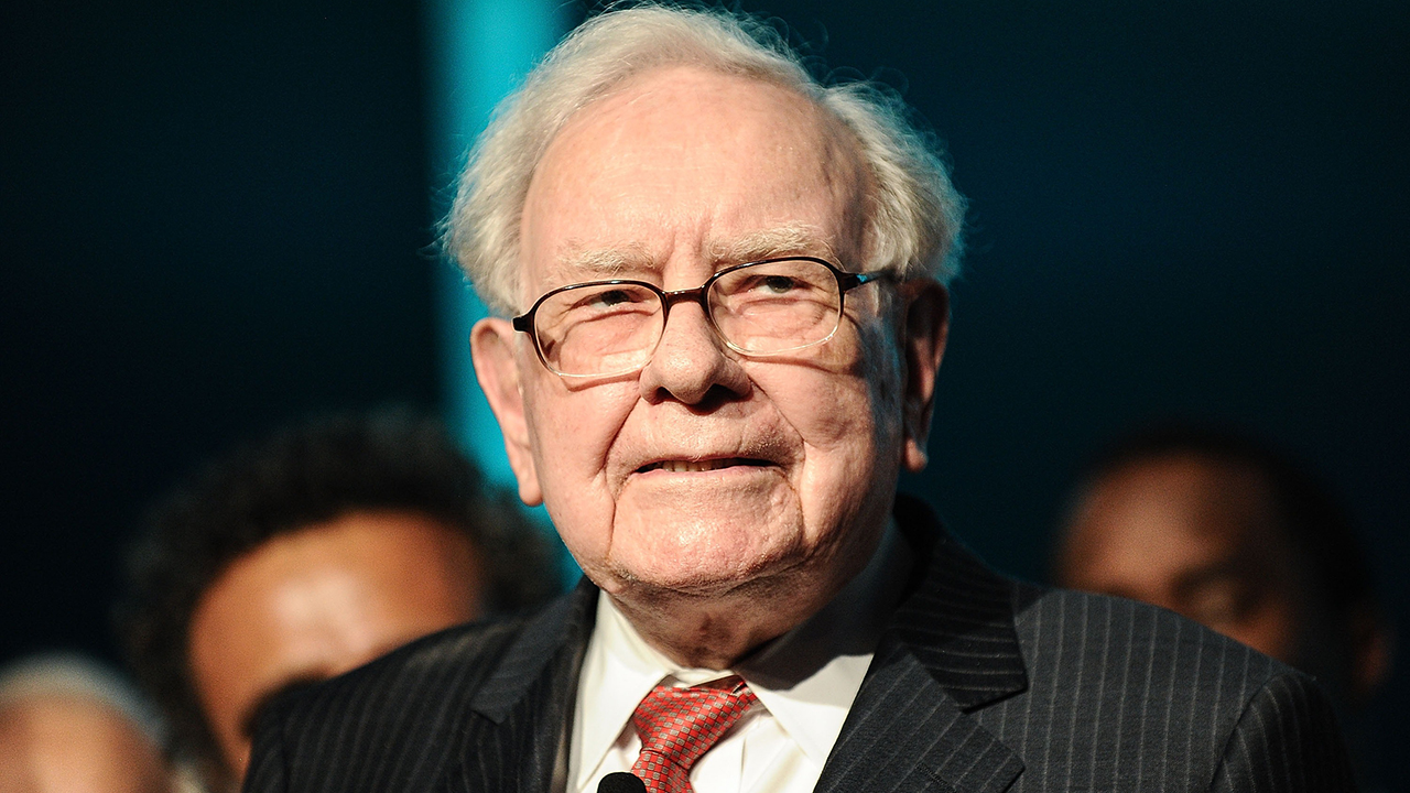 Hai cổ phiếu Buffett nên mua và một cổ phiếu nên tránh 