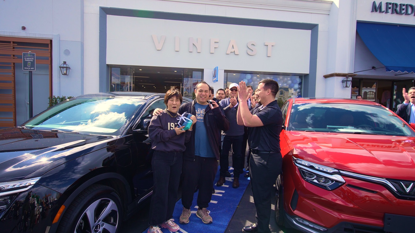 Khách hàng tại Mỹ hào hứng khoe nhận Vinfast VF8